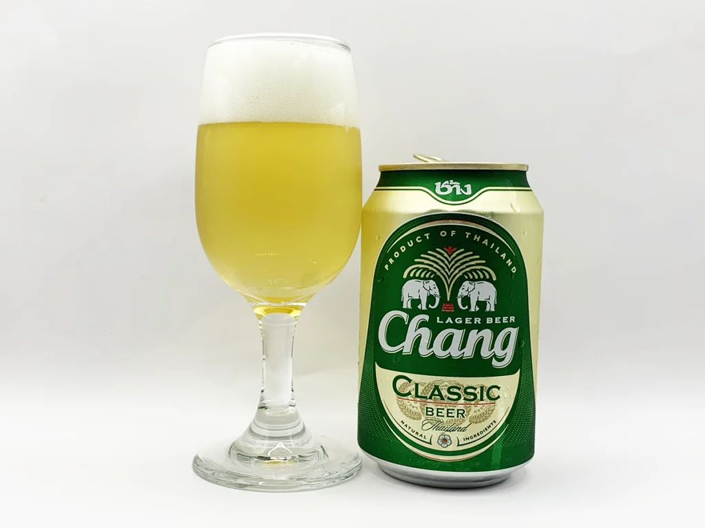 【ChangBeer（チャーンビールクラシック）】をグラスに注いだ後