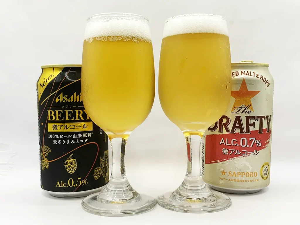 【微アルコール比較・レビュー】アサヒ・BEERY（ビアリー）VSサッポロ・DRAFTY（ドラフティ）グラスに注いだ後